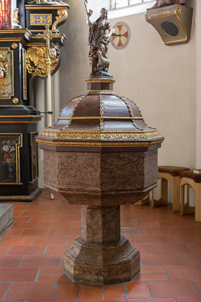 St. Quirin Taufstein aus Mittenwalder Rotmarmor aus spätgotischer Zeit, Holzdeckel aus dem 18. Jahrhundert mit der Taufe Christi durch Johannes den Täufer