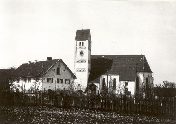 St. Quirin Ansicht auf den alten Pfarrhof und die Pfarrkirche etwa 1912