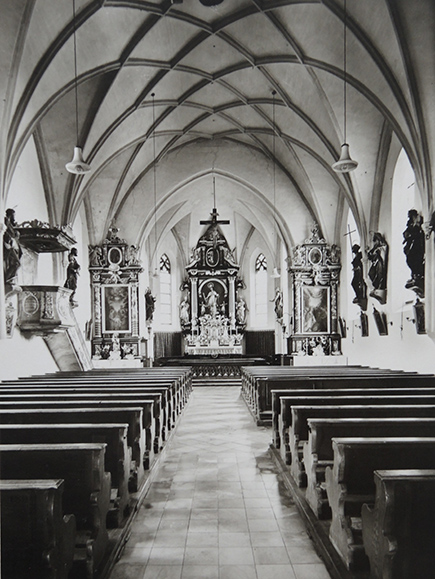 St. Quirin Innenansicht vor 1964 mit Mittelgang und Kanzel auf der linken Seite